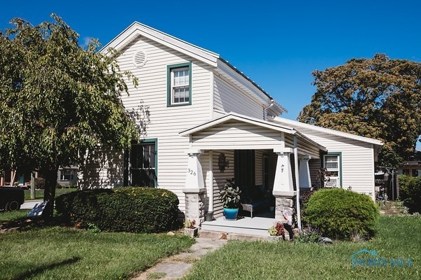 view of front of property featuring a front lawn