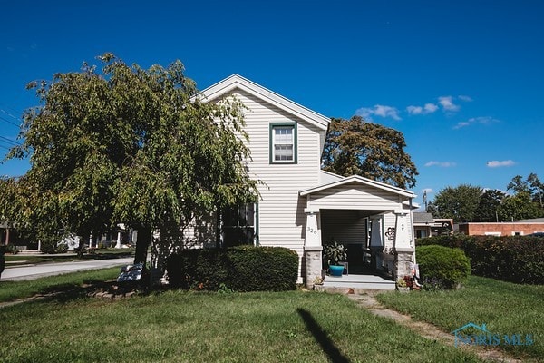 view of front facade with a front lawn