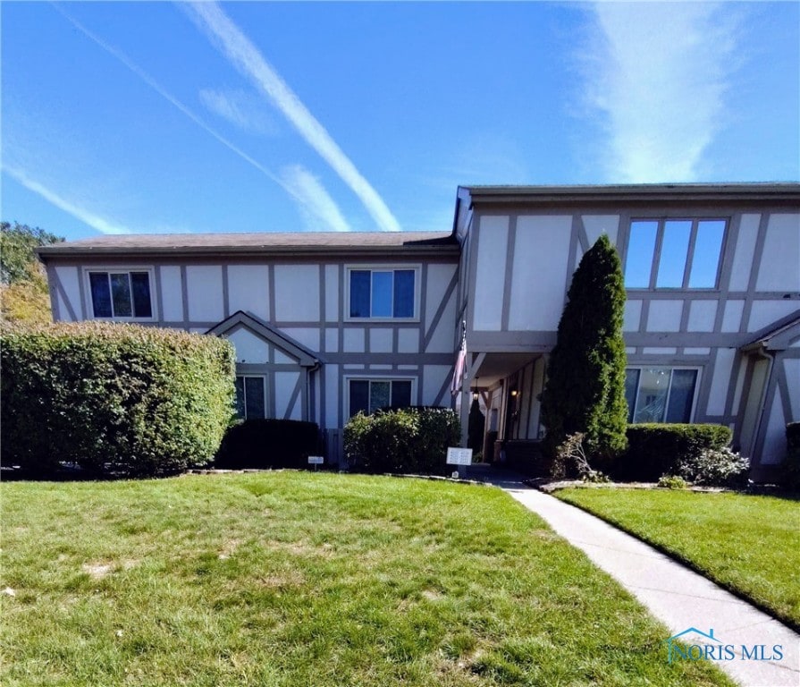 view of front of home featuring a front lawn