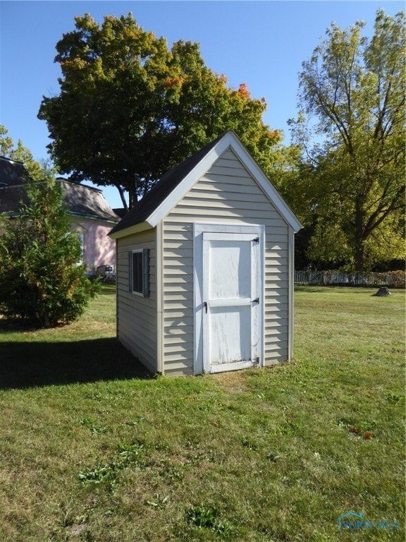 view of outdoor structure with a yard