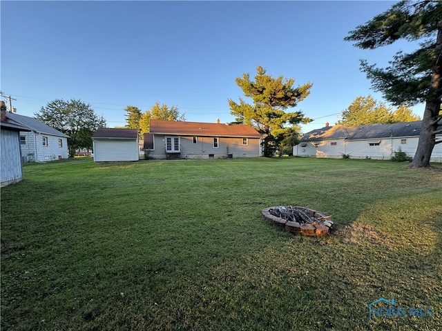 view of yard featuring a fire pit