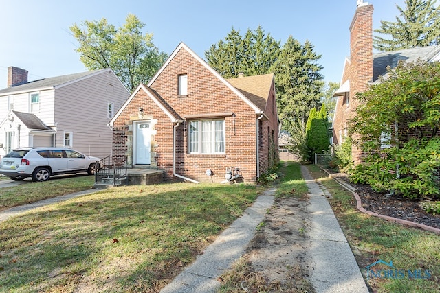 view of front facade featuring a front yard