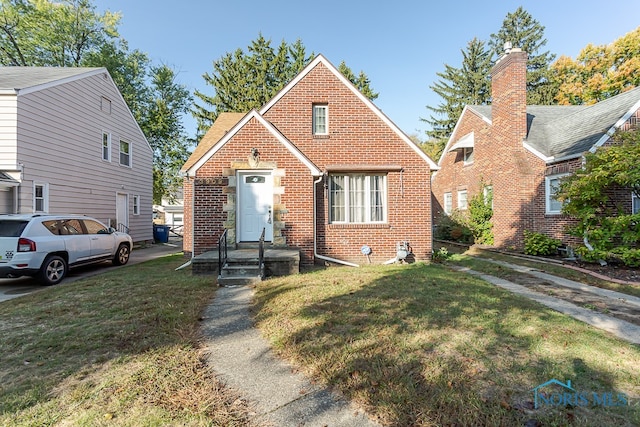 view of front facade with a front yard