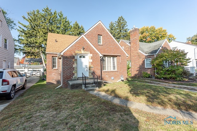 view of front of home featuring a front yard