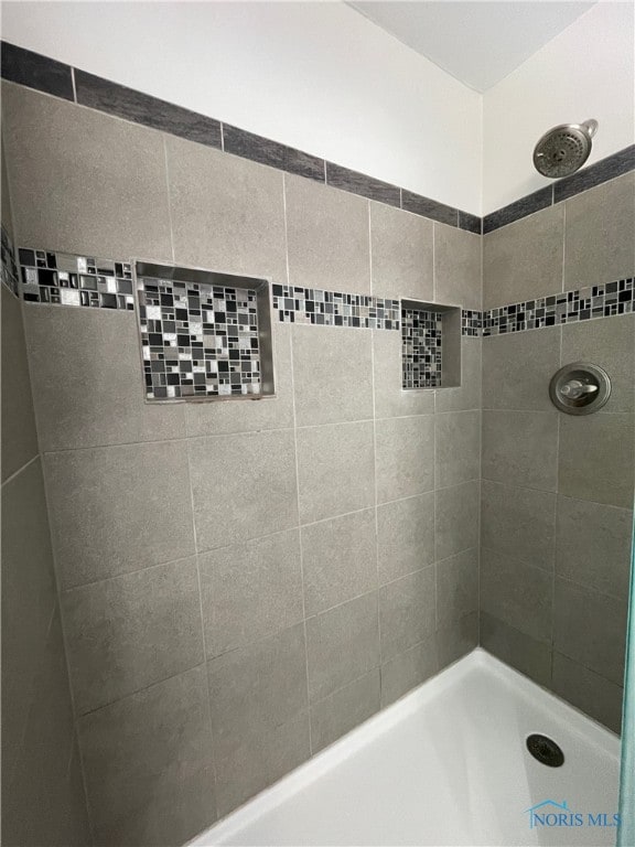 bathroom featuring tiled shower