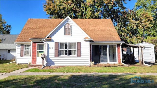 bungalow featuring a front lawn