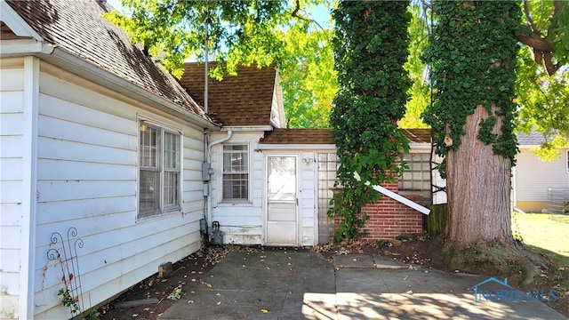 property entrance featuring a patio area