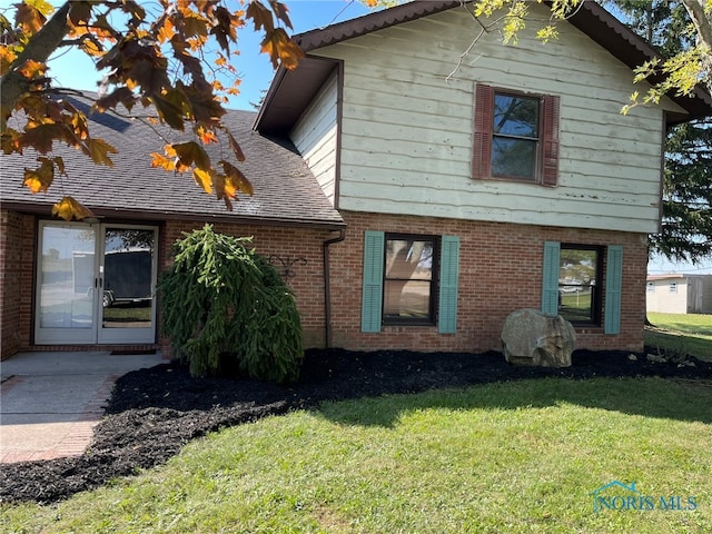 view of front of house with a front lawn