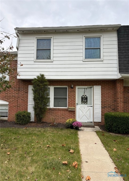 view of front of property featuring a front yard