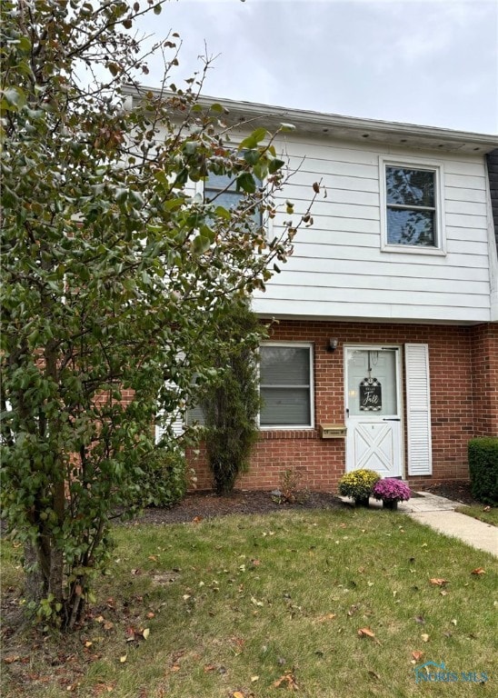 view of front facade with a front yard