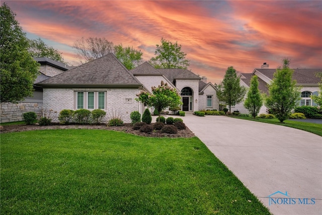 view of front of property featuring a yard