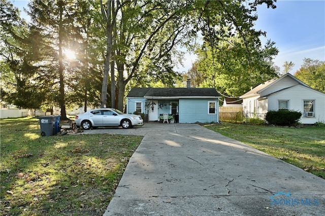 view of front of property featuring a front lawn