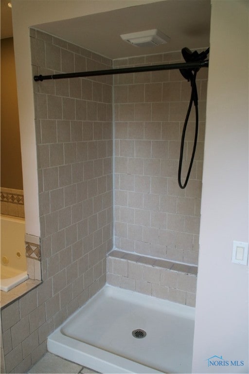 bathroom featuring tiled shower