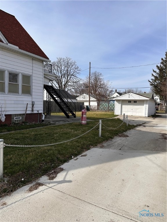 view of yard featuring an outdoor structure and a garage