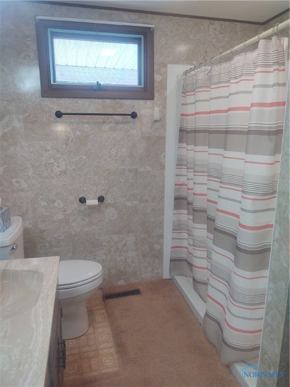 bathroom featuring a shower with shower curtain, vanity, and toilet