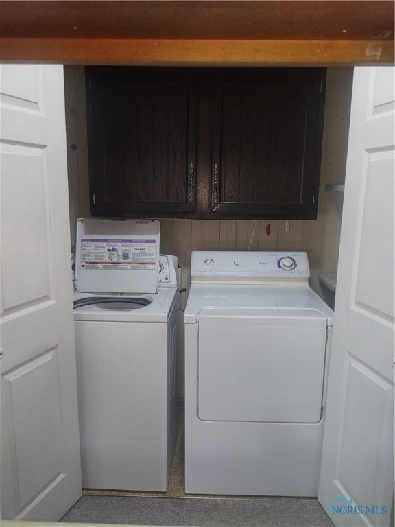 laundry room featuring cabinets and washing machine and clothes dryer