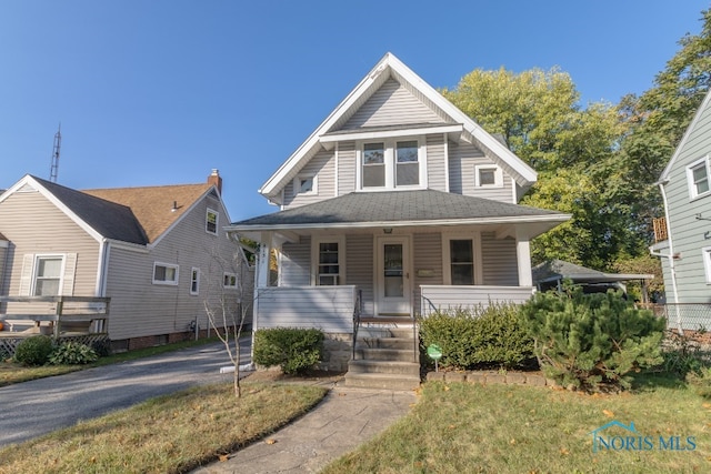 view of front of property featuring a front lawn and covered porch