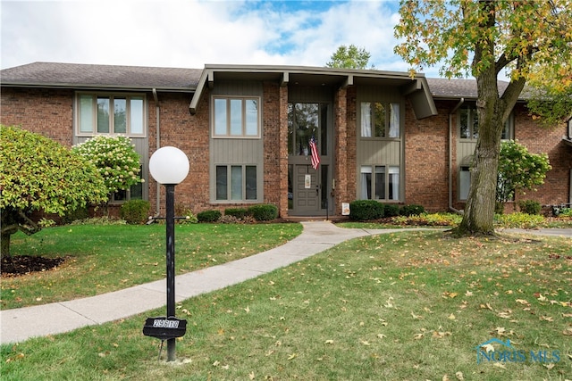 view of front of house featuring a front lawn