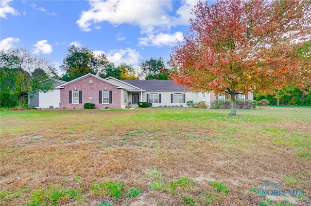 single story home with a front lawn