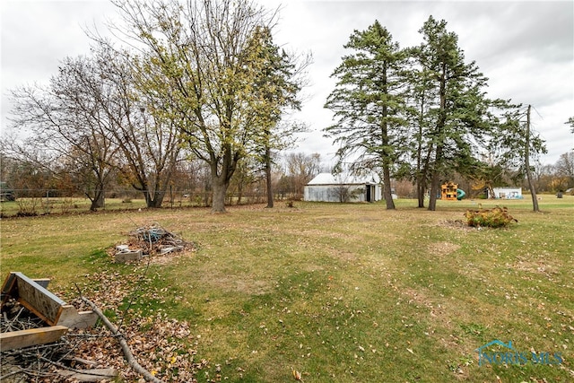 view of yard with an outdoor structure