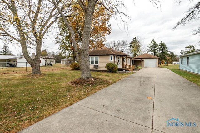 view of front of property featuring a front yard