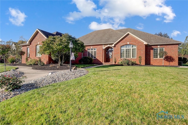 view of front of property featuring a front yard