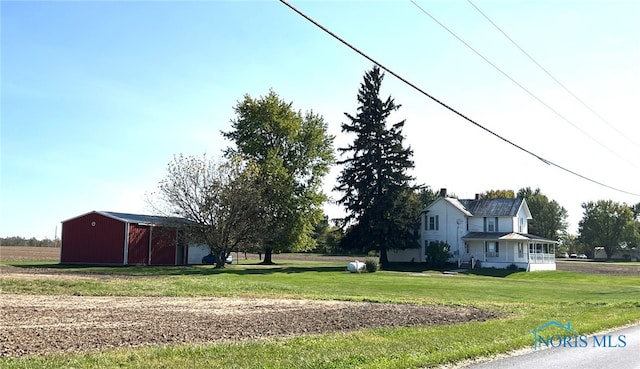 view of yard featuring an outbuilding