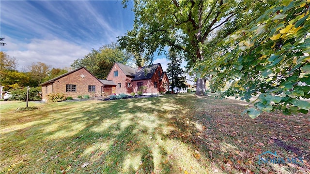 view of front of home featuring a front lawn