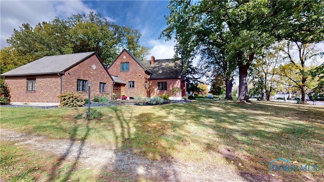 view of front of property with a front lawn