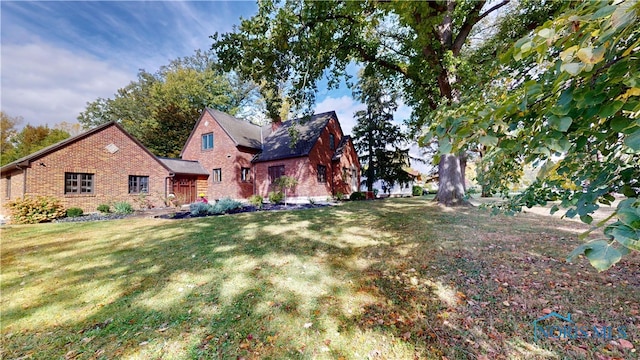 view of front of home featuring a front lawn