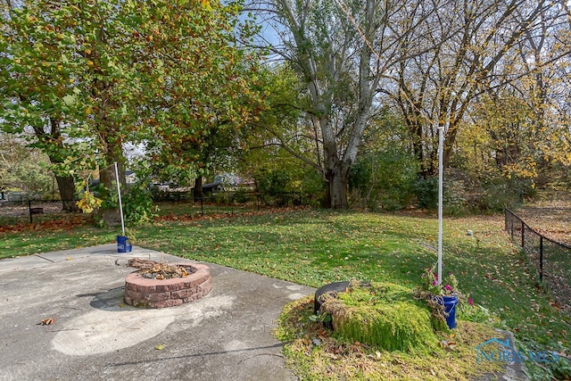 view of yard featuring a patio