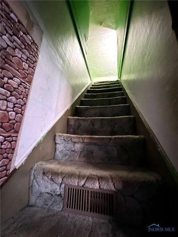 213 E Johnson St, Upper Sandusky, OH 43351 - view of stairway
