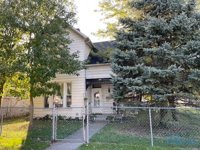 view of front facade with a front yard