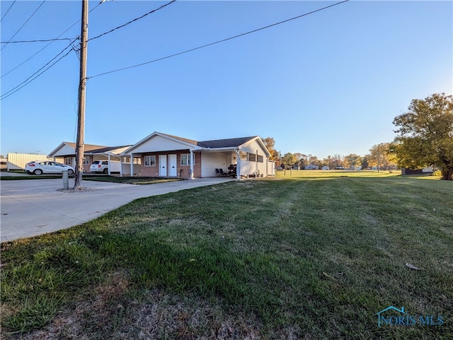 view of front of house featuring a front yard