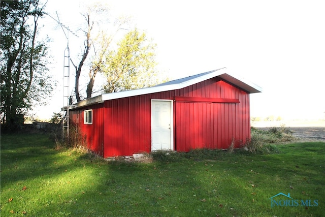 view of outdoor structure featuring a yard