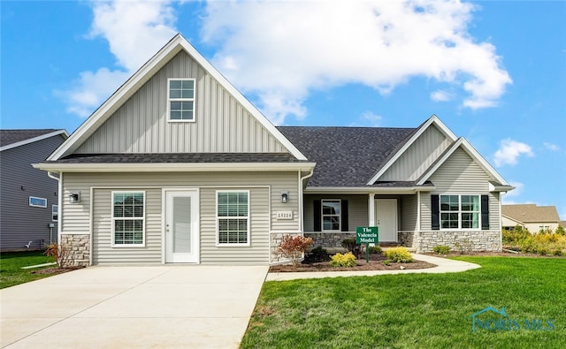 craftsman-style home featuring a front lawn