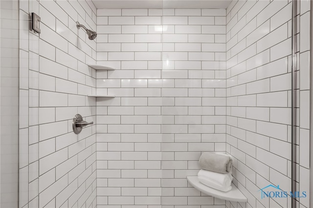 bathroom featuring tiled shower