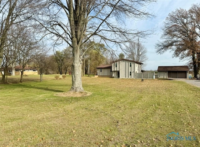 view of yard featuring an outbuilding