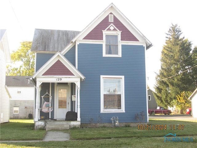 view of front of property featuring a front yard