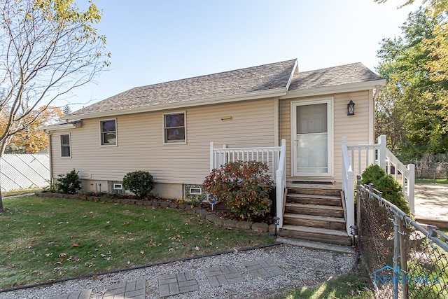 single story home with a front lawn