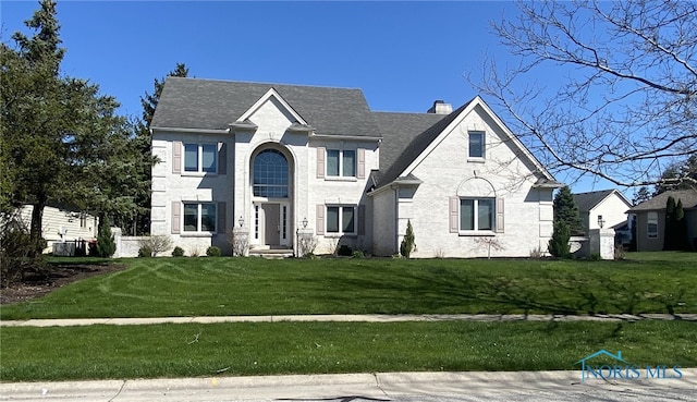 view of front facade with a front lawn