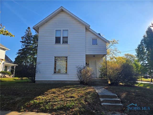 view of front of house featuring a front lawn