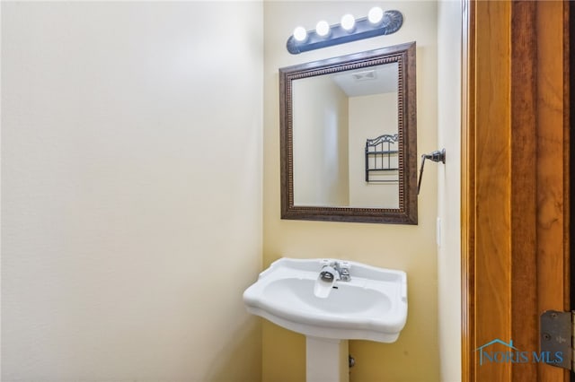 bathroom featuring sink