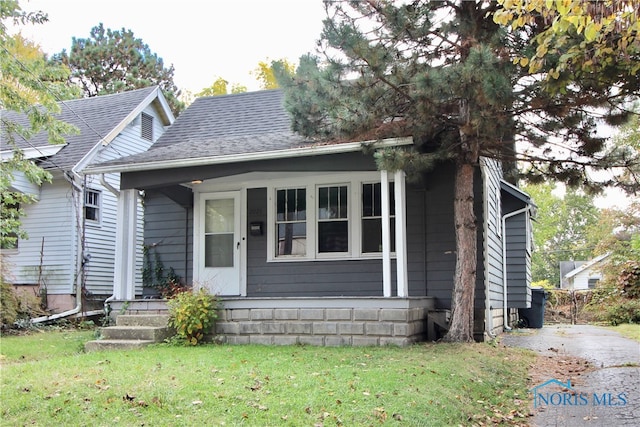 view of front of house with a front lawn