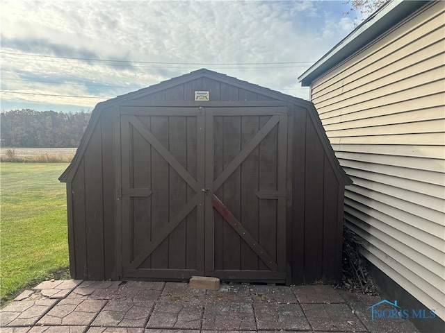 view of outdoor structure featuring a yard