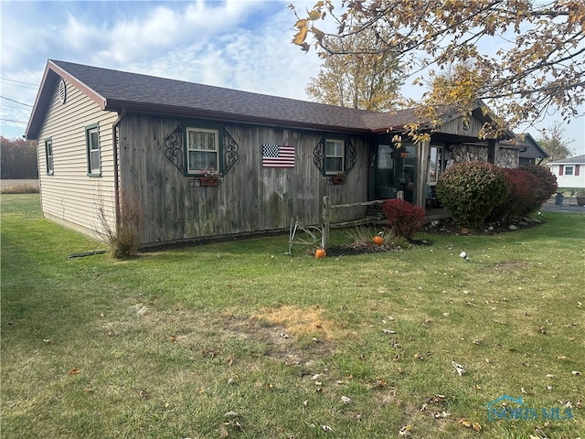 view of front facade featuring a front lawn