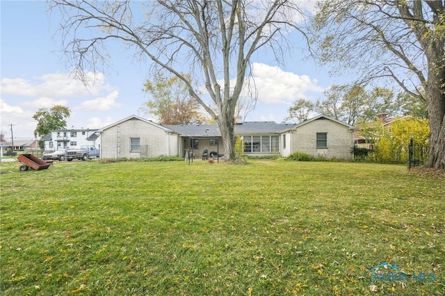 view of front of property featuring a front yard