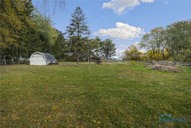 view of yard with a shed