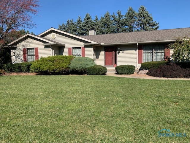 ranch-style home featuring a front lawn