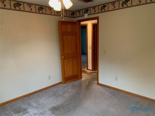 unfurnished room with ceiling fan